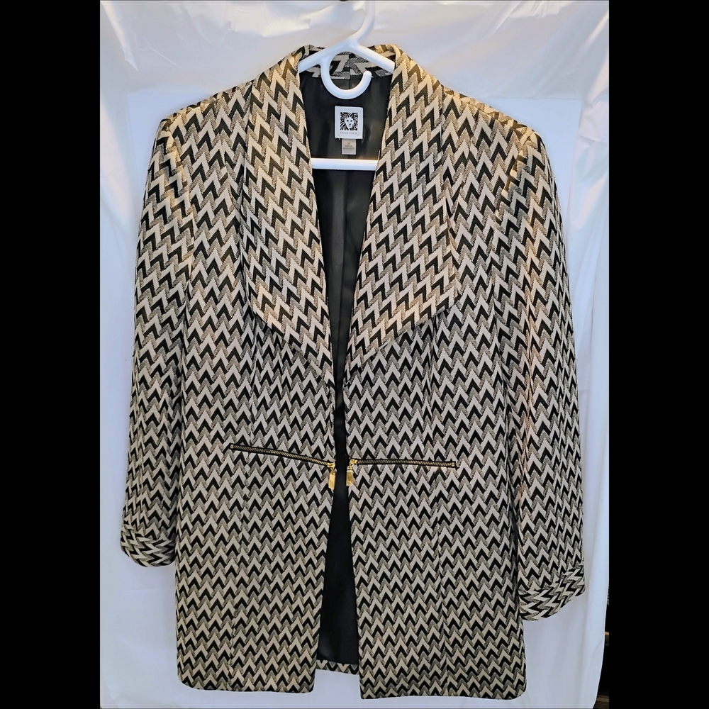 Anne Klein elegant black and beige chevron print blazer. 
